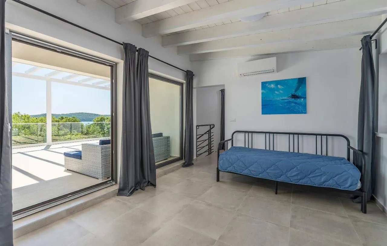 Luna Pomer Villa