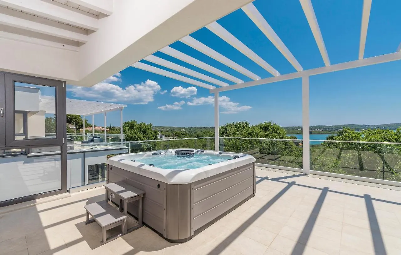 Luna Pomer Villa
